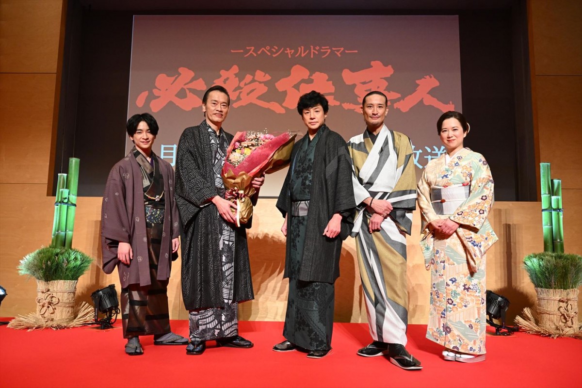 スペシャルドラマ『必殺仕事人』取材会に出席した(左から)知念侑李、遠藤憲一、東山紀之、松岡昌宏、和久井映見