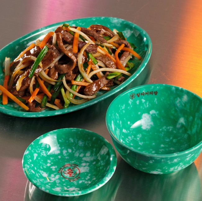 カルディ「韓国レトロ皿セット」発売へ！　現地の食堂で使われている“メラミン皿”を採用