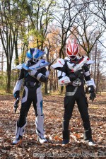 『仮面ライダーギーツ』仮面ライダージーン（左）と仮面ライダーギーツ（右）