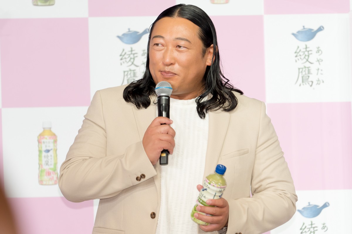 吉岡里帆、秋山竜次は「桜の魔神みたい」　茶寮空間の中で桜餅振る舞う