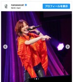 ステージ上でマイクを握る相川七瀬　※「相川七瀬」インスタグラム