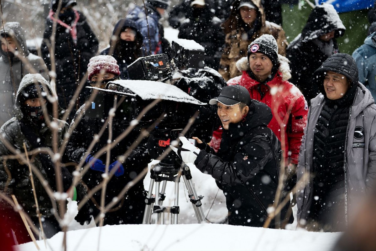 巨匠チャン・イーモウが挑むスパイ・サスペンス映画『崖上のスパイ』、監督インタビュー＆豪雪撮影メイキング写真到着