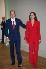 キャサリン妃、全身真っ赤なパンツスーツ姿でイベントに出席