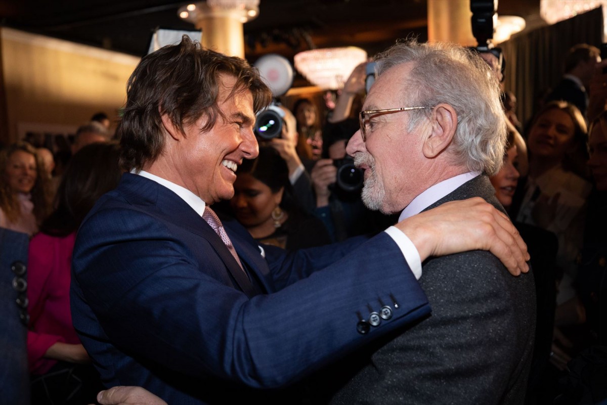 トム・クルーズとスピルバーグ監督が熱い抱擁 オスカー・ノミニーズ・ランチョンにて