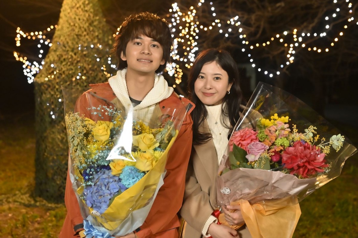 ドラマ『星降る夜に』クランクアップした(左から)北村匠海、吉高由里子