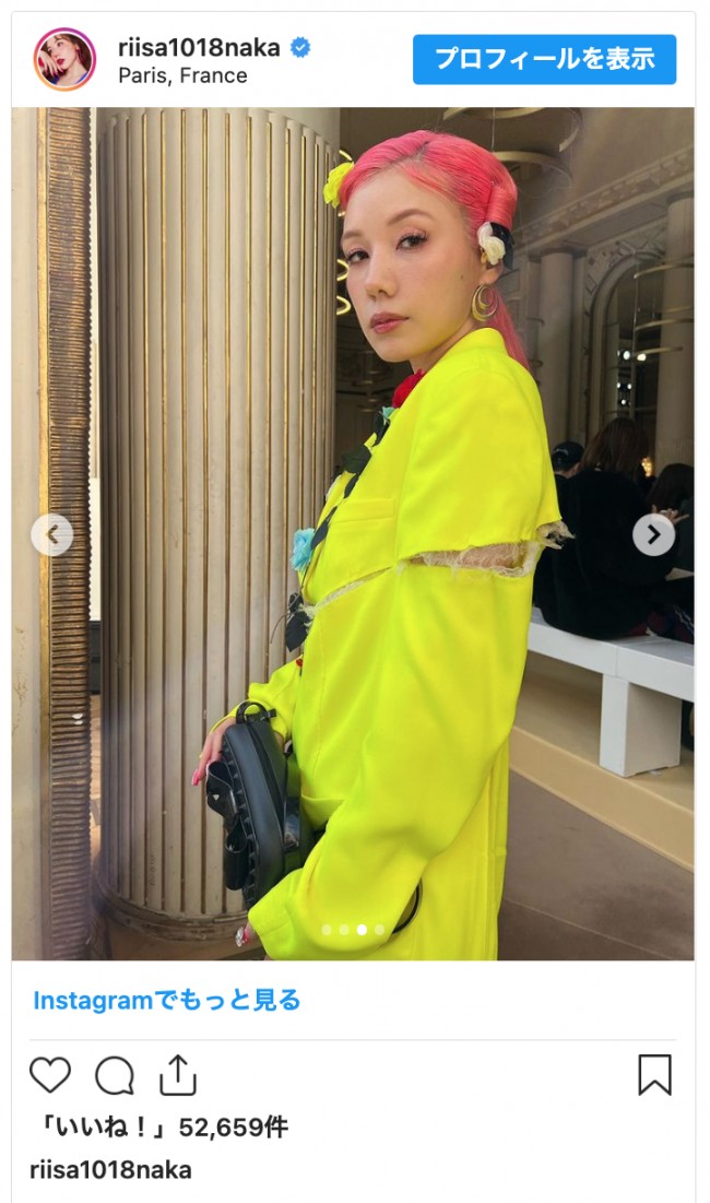 写真）仲里依紗、ピンクヘア×蛍光イエローのド派手ルック披露 パリコレ