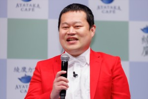 モグライダー・ともしげ、「綾鷹」新製品発表会に登場