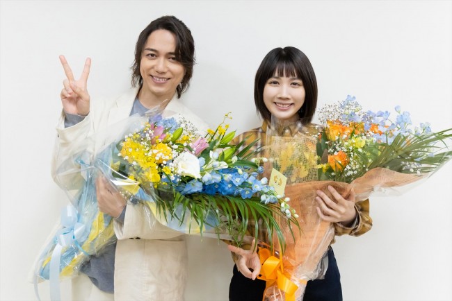 ドラマ『リエゾンーこどものこころ診療所ー』山崎育三郎&松本穂香のクランクアップ写真