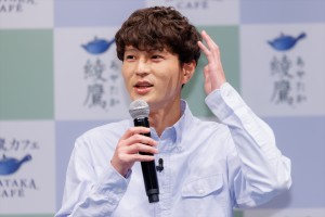 モグライダー・芝大輔、「綾鷹」新製品発表会に登場