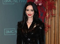 クリステン・リッター、超ミニで美脚を披露