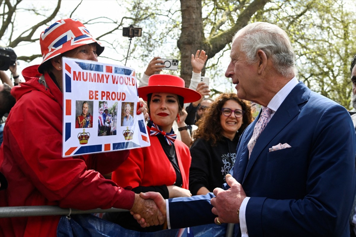 キャサリン妃、ウィリアム皇太子＆チャールズ国王と一緒にサプライズでファンと交流　ヘンリー王子はロンドンに到着
