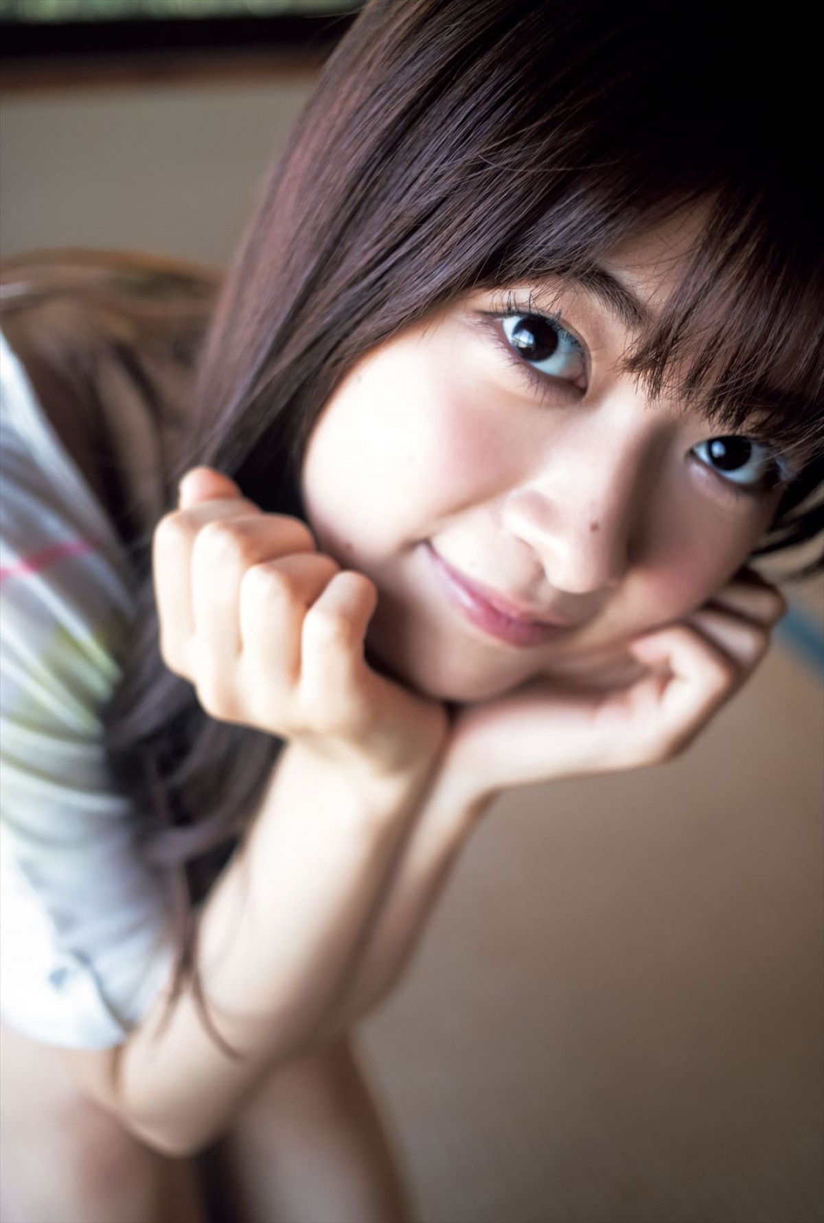 乃木坂46・菅原咲月、スラリ美脚の“初夏の電車旅”ショット
