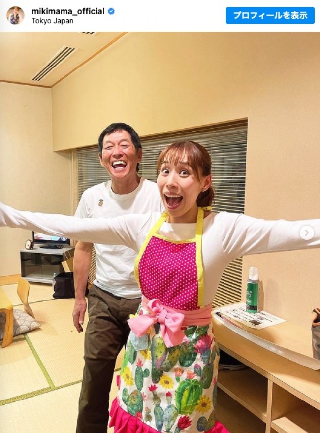 『踊る！さんま御殿!!』に初出演したみきママ（右）　明石家さんま（左）と　※「みきママ（藤原美樹）」インスタグラム