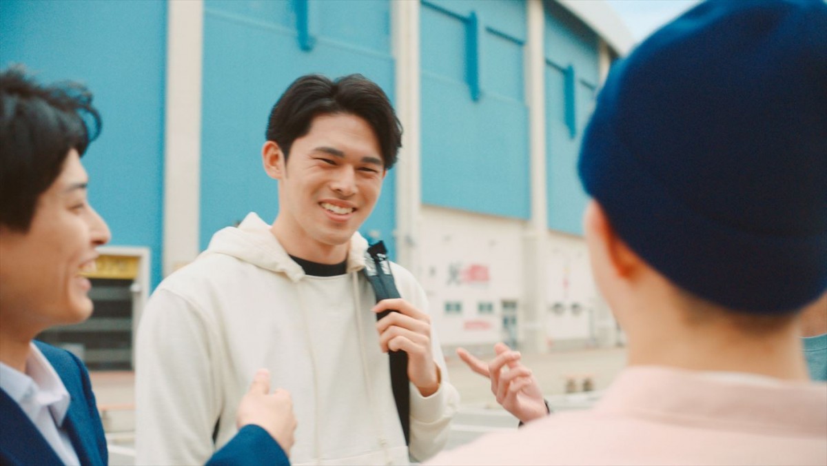 浜辺美波、マリーンズ・佐々木朗希選手がウキウキと友人たちに会いに行く姿を好演！　ロッテ チューインガム新CM、6.1放送開始