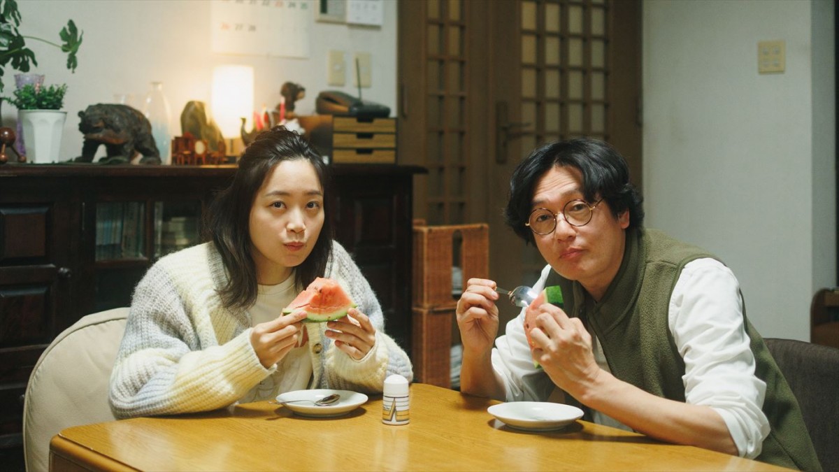 映画『人生に詰んだ元アイドルは、赤の他人のおっさんと住む選択をした』（左から）主演の深川麻衣、共演の井浦新