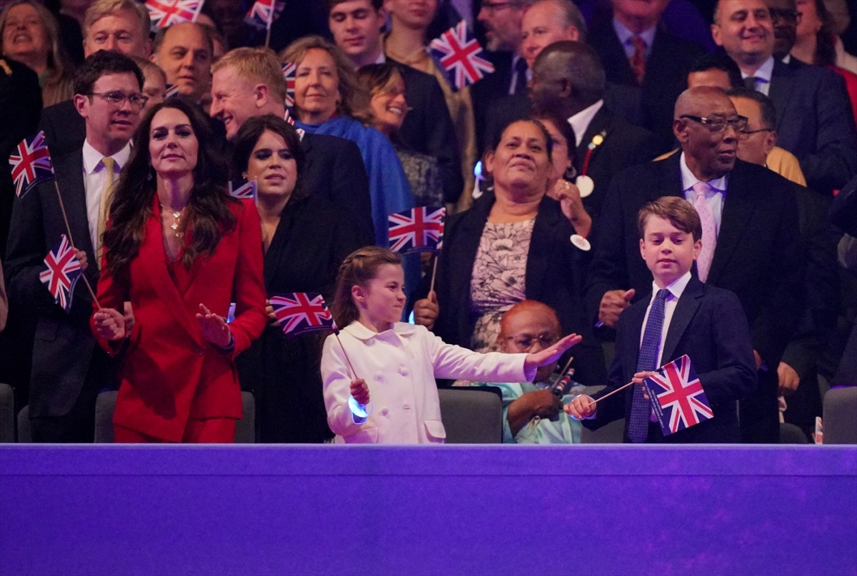 戴冠式コンサートにジョージ王子とシャーロット王女が参加　ダンスや旗を振る姿をキャッチ 
