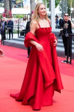 ＜第76回カンヌ国際映画祭＞真っ赤な豪華ドレスで登場のジェニファー・ローレンス
