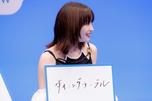 広瀬すず、映画『水は海に向かって流れる』完成披露試写会に登場