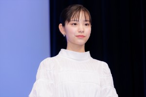 當真あみ、映画『水は海に向かって流れる』完成披露試写会に登場