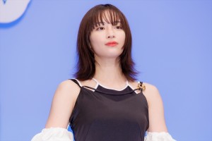 広瀬すず、映画『水は海に向かって流れる』完成披露試写会に登場