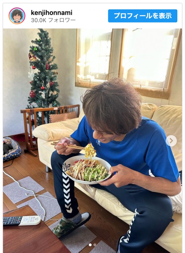 冷やし中華を食べる本並健治の背景にクリスマスツリーが　※「本並健治」インスタグラム