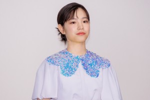 映画『水は海に向かって流れる』公開記念舞台あいさつに出席した當真あみ