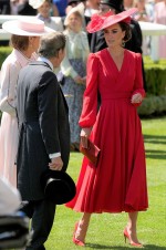 キャサリン皇太子妃、ロイヤルアスコットに全身真っ赤なコーデで登場