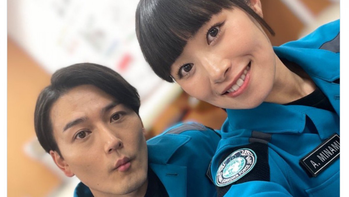 蕨野友也、『ウルトラマンブレーザー』で隊員と2ショット「美男美女で