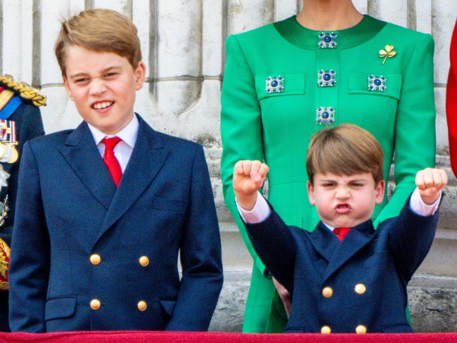 ジョージ王子＆ルイ王子、おそろいブレザー＆赤ネクタイでトゥルーピング・ザ・カラーに