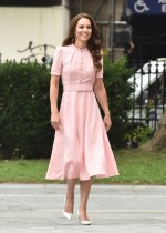 キャサリン妃、“バービーコア”なピンクワンピ姿で博物館へ