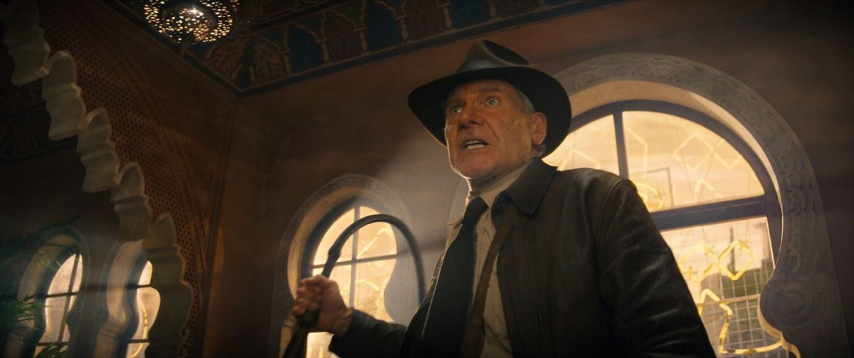 インディが口げんかしながらトゥクトゥクを飛び移る！　映画『インディ・ジョーンズと運命のダイヤル』カーチェイス映像解禁