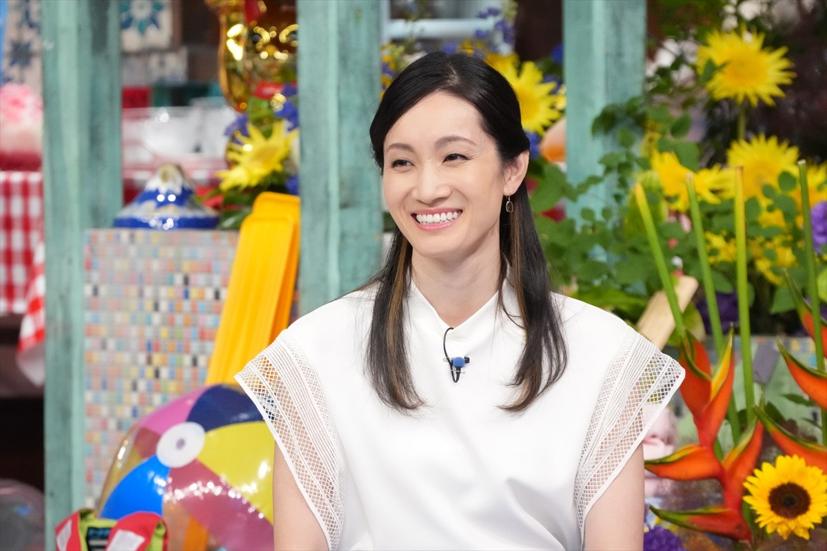 『はじめてのおつかい 夏の小さな大冒険スペシャル!2023』で息子の“はじめてのおつかい”を見守る荒川静香