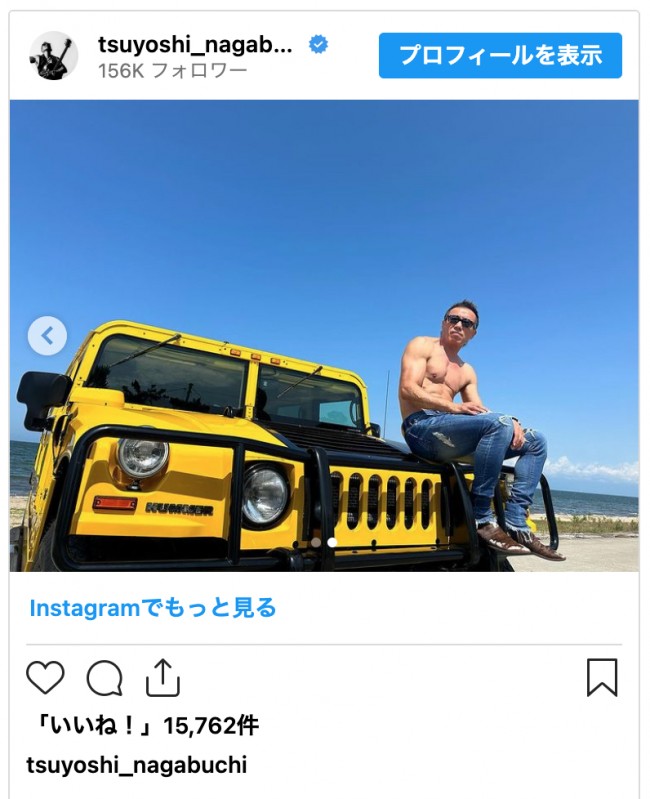 長渕剛、愛車・ハマーと海へ 鍛え上げられた肉体もファン絶賛 - 写真