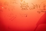 映画『マイ・エレメント』日本版声優を務めた玉森裕太がピクサー・スタジオの壁にサイン