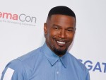 ジェイミー・フォックス、ボートからファンに手を振る元気な姿　4月の入院後初めて