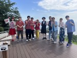 7月30日放送の『もしもツアーズSP この夏行きたい熱海＆箱根！最新から限定まで 海あり！宿あり！グルメあり！食べまくりで遊びまくりツアー』より（左から）日向坂46・松田好花、天野ひろゆき、タイムマシーン3号、柳原可奈子、北山宏光（Kis‐My‐Ft2）、なすなかにし、平祐奈、二階堂高嗣（Kis‐My‐Ft2）