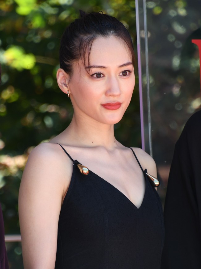 （写真）「息をのむ美しさ」「美しいが過ぎる」 綾瀬はるか、黒のロングドレス姿に絶賛の声 颯爽と銀座に登場 - 映画 - ニュース ｜クランクイン！