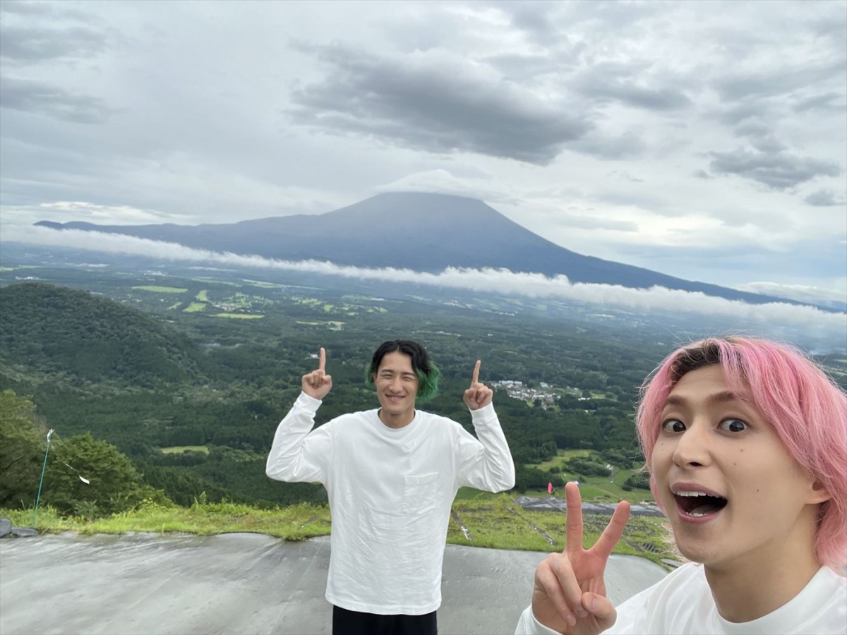 Snow Man・岩本照＆佐久間大介、『土曜はナニする！？』で2人旅！　「ありのままの僕たちを見てもらえる」