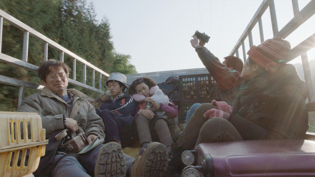 UFO雑誌編集長が宇宙服でロバに？　映画『宇宙探索編集部』新ポスター＆場面写真解禁