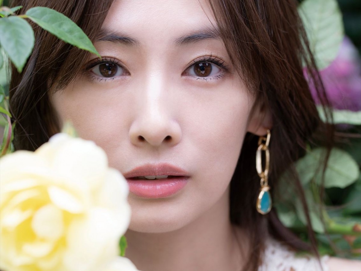 北川景子、デビュー20周年を記念する写真集発売決定 素の表情