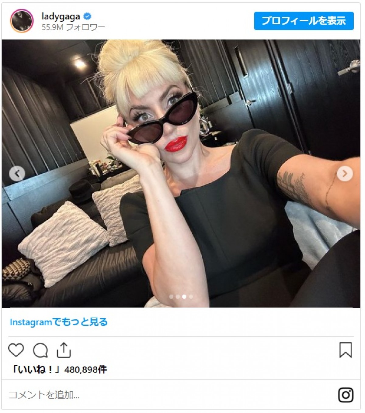 レディー・ガガ、アップヘアと赤い口紅でヴィンテージルックに