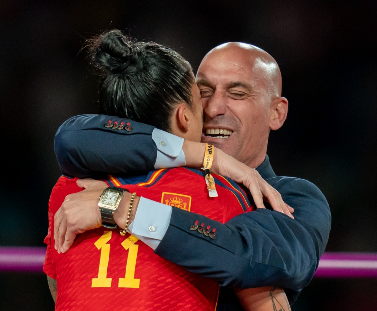突然のキス…スペインサッカー連盟会長の選手への行動が批判の的(左からジェニファー・エルモソ選手、ルイス・ルビアレス会長)