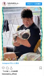 初孫を抱く佐々木健介　※「北斗晶」インスタグラム