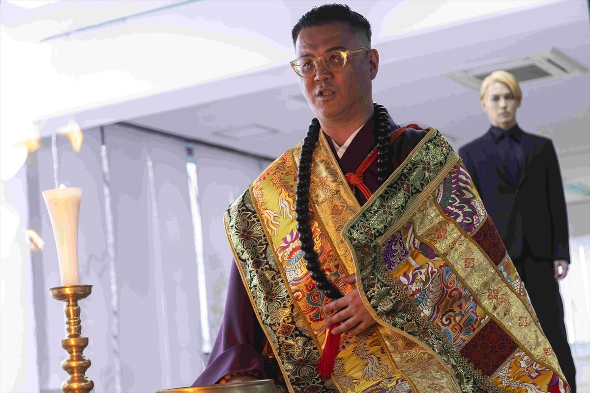 シソンヌ・長谷川忍、Jホラー界の巨匠・中田秀夫から直々の指名！ 『禁じられた遊び』で胡散臭さ満点の霊能者を怪演