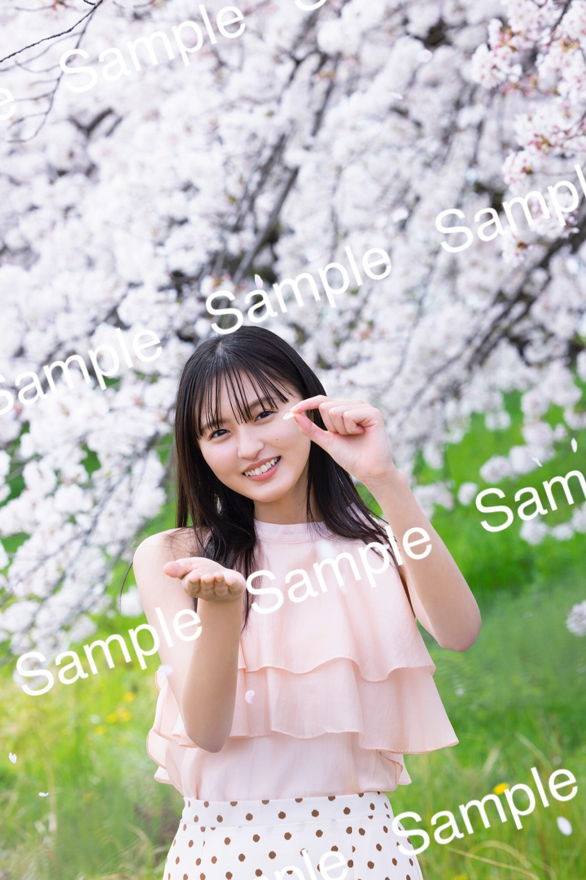 乃木坂46・遠藤さくら、キュートな笑顔から大人っぽい雰囲気まで　写真集書店限定特典を公開