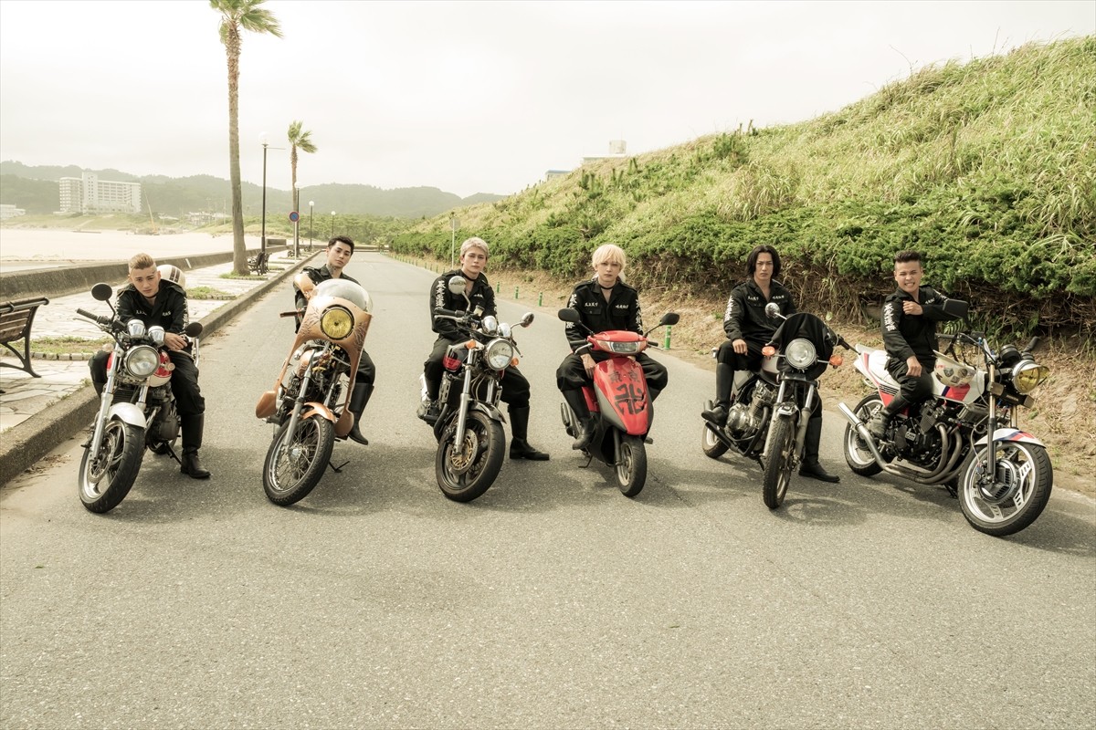 映画『東京リベンジャーズ2 血のハロウィン編 ‐運命‐/‐決戦‐』を彩るバイクを紹介!(パンフ豪華版表紙より)