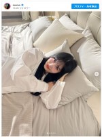 TWICE・MOMO、純白パジャマ姿のベッドサイド写真　※「MOMO（TWICE）」インスタグラム