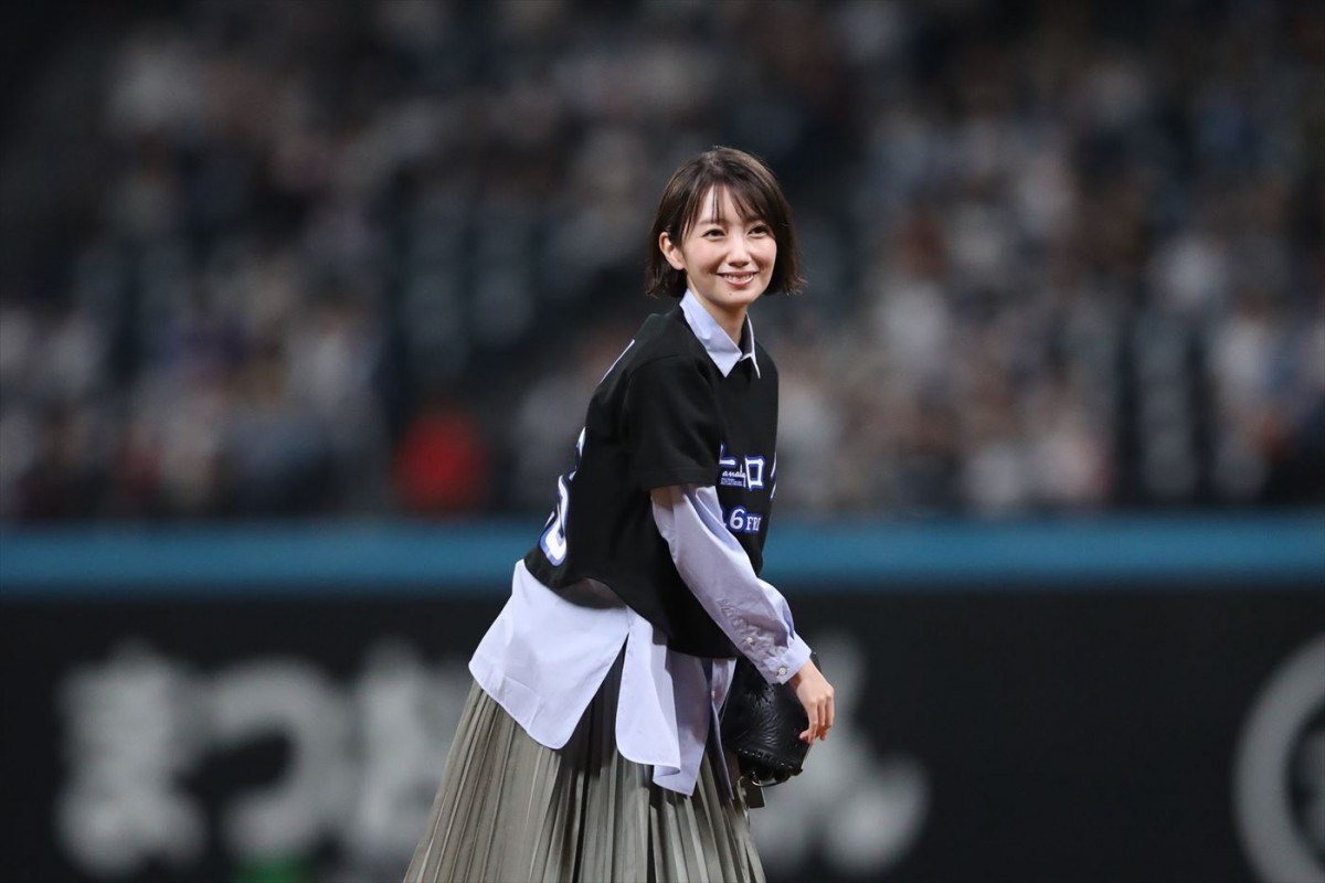 波瑠、13年ぶりの始球式は緊張で「心臓が飛んでいっちゃうんじゃないかと思った」　きつね耳＆しっぽ姿にファン大歓声！