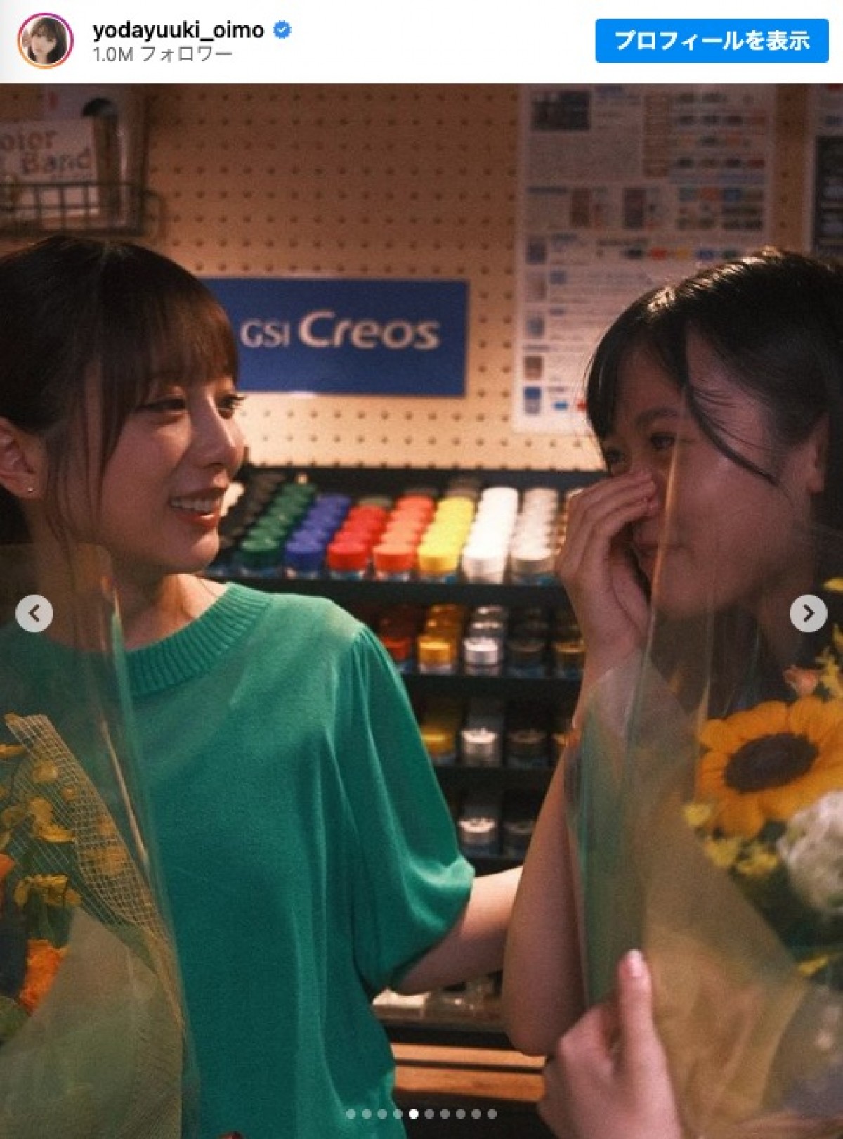『量産型リコ』クランクアップショット　涙する石田悠佳（右）と与田祐希（左）　※「乃木坂46・与田祐希」インスタグラム