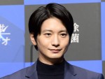 【写真】向井理、天才軍師になりきり現代文明を使いこなす＜パリピ孔明＞